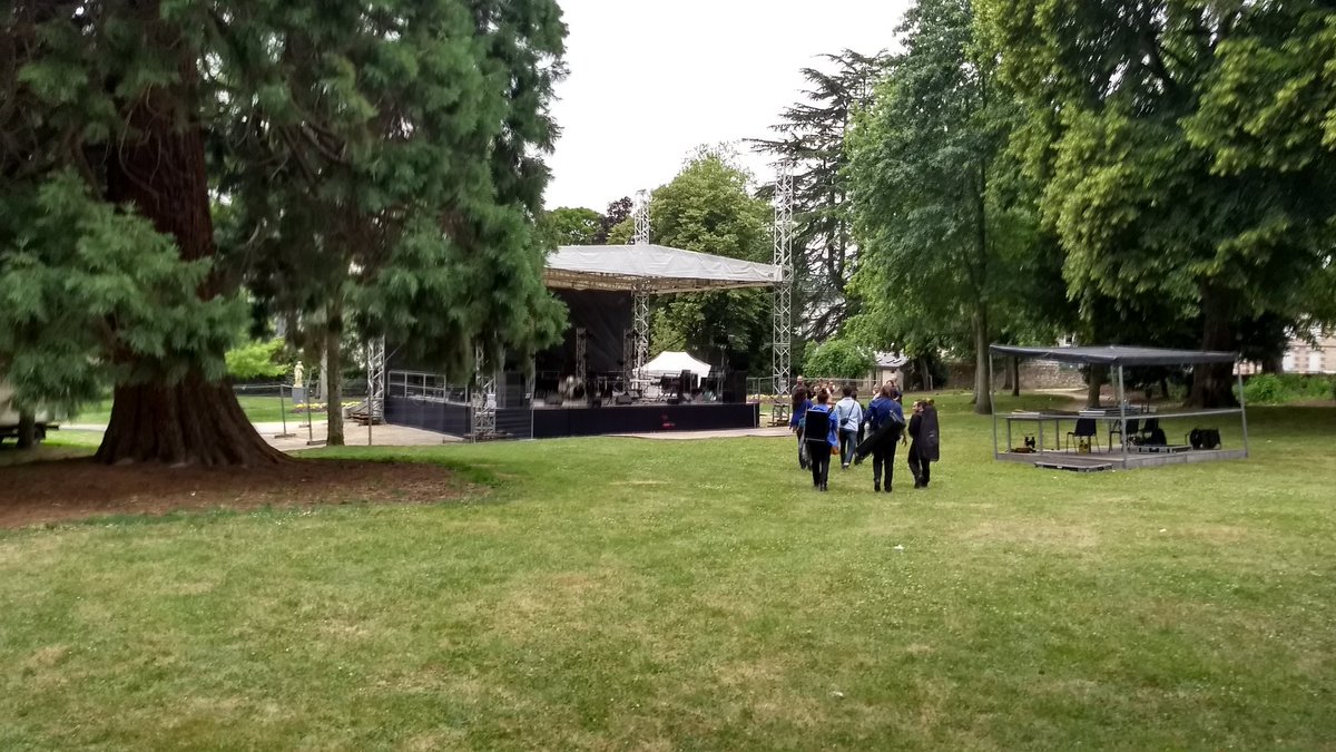 Los_Civenti's tweet photo. Seguimos de gira por Bretaña, en Francia! Haciendo BARULLO en el viejo continente. https://t.co/8ZyBlV4lLJ