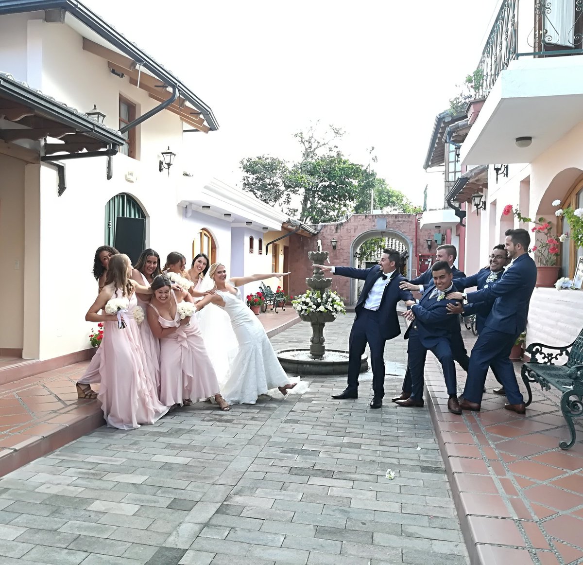 animadoresec's tweet photo. Novios con su corte, damas y caballeros https://t.co/Ckes47n7xY https://t.co/B5vafdVJZR