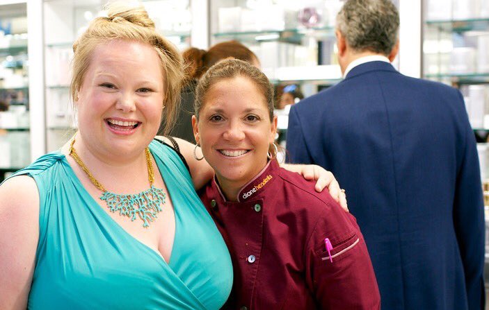 dianehenderiks's tweet photo. Hanging w beautiful &amp; talented @JenPonton at @CosBar's grand opening in #redbank #watchhershine #30rock #unbreakablekimmyschmidt https://t.co/lmkNz27al4