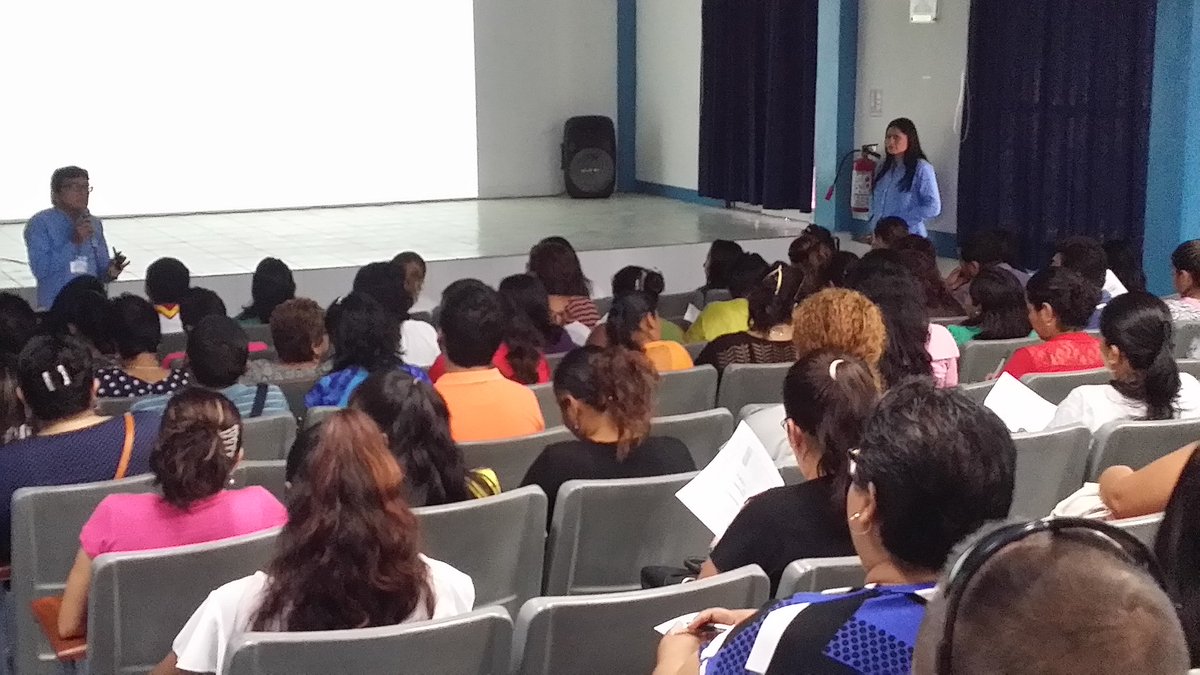 cetmar_02's tweet photo. El Director Hector Rosado y la subdirectora dando la bienvenida a los padres de familia de alumnos de nuevo ingreso 2017-2018 .@alitomorenoc https://t.co/UDlmCUKvfR