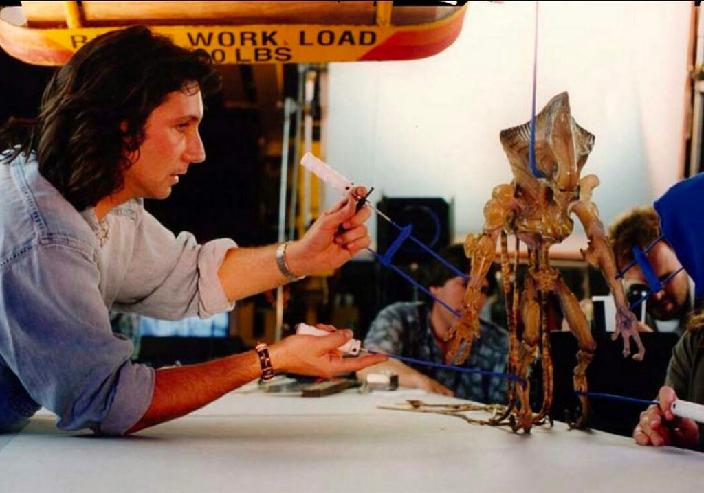 ADG800's tweet photo. #ThisDayInDesign: #IndependenceDay Production Designer PATRICK TATOPOULOS prepares an alien model for the film, released #OTD 21 years ago. https://t.co/F2T1LzP1Go
