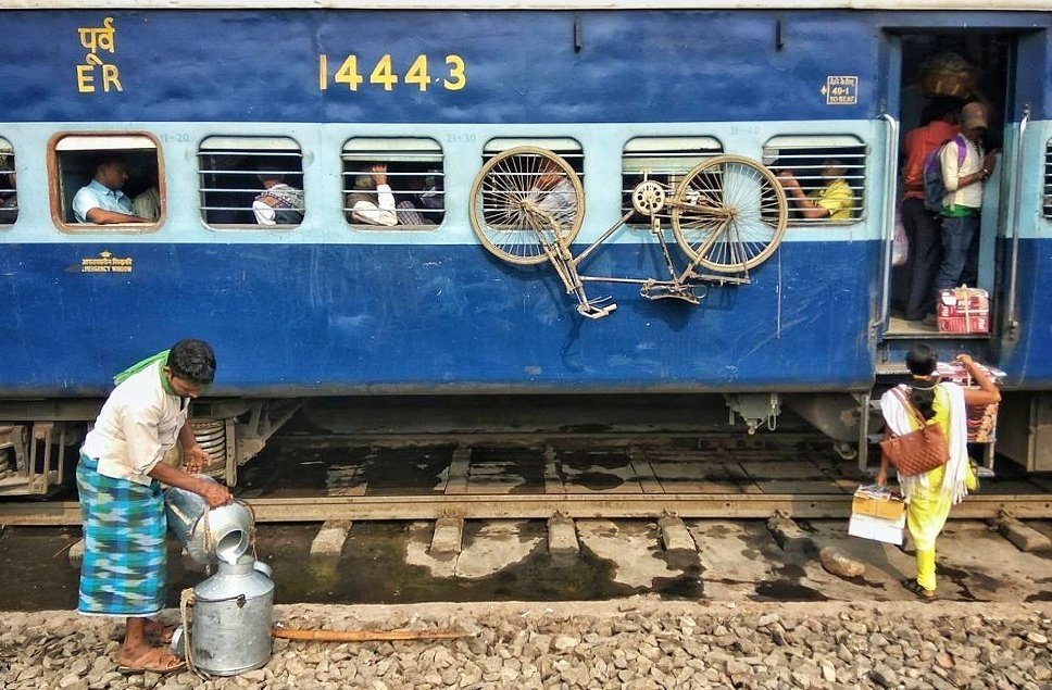 windowseatprj's tweet photo. J U G A A D
Interesting way to carry bicycle!

#IndianRailways #WindowSeatProject 
PC: RP Choudhary https://t.co/iNcxSa0xsG