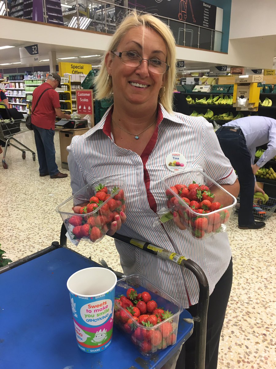 Serving strawberries this Wimbledon to our hard working pickers! 🎾🎾🍓 #funatwork <a href="/tinahoops68/">tina hooper</a> <a href="/SamR969/">Samantha Hannington</a> @3220Dotcom
