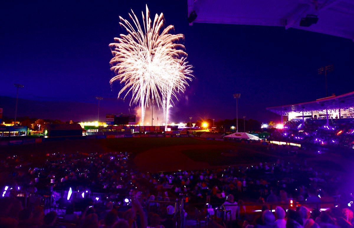 Well this looks like a pretty cool way to celebrate #July4th... Wouldn’t ya say?? 💥 💥💥🇺🇸🇺🇸🇺🇸 Join us tonight: ow.ly/WVfD30dh7iL