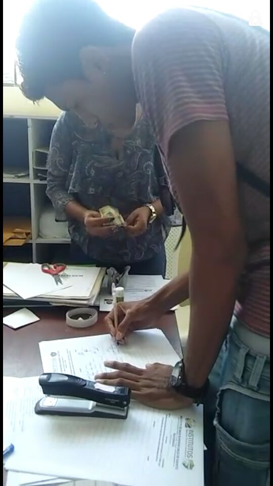 CrcEdus's tweet photo. Estudiantes #ITSLuisTello #Esmeraldas en contra de cobro de matriculas. Secretaria Gabriela Vargas no rinde cuentas de los valores cobrados https://t.co/R02Zw6LIQD