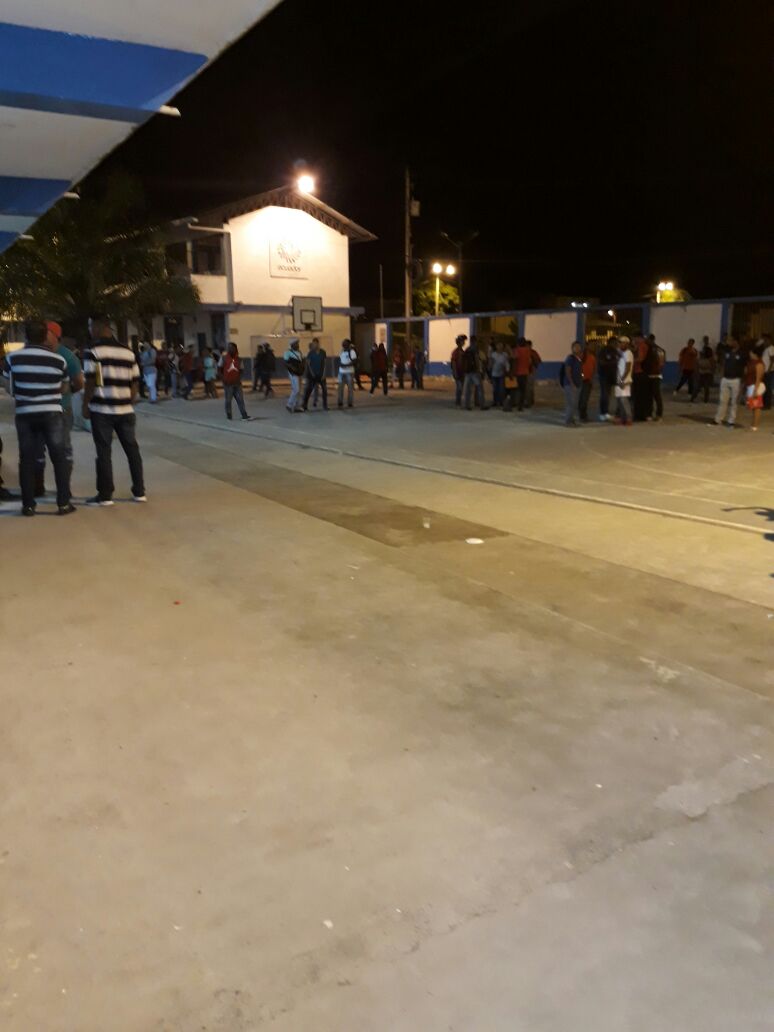 CrcEdus's tweet photo. Estudiantes #ITSLuisTello #Esmeraldas en contra de cobro de matriculas. Secretaria Gabriela Vargas no rinde cuentas de los valores cobrados https://t.co/R02Zw6LIQD