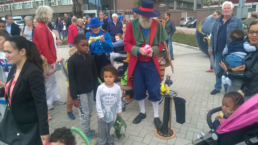IntermarisFrank's tweet photo. Het was een geslaagd feest bij de sterflats #na de renovaties woonomgeving# https://t.co/3H8ymlFCCm