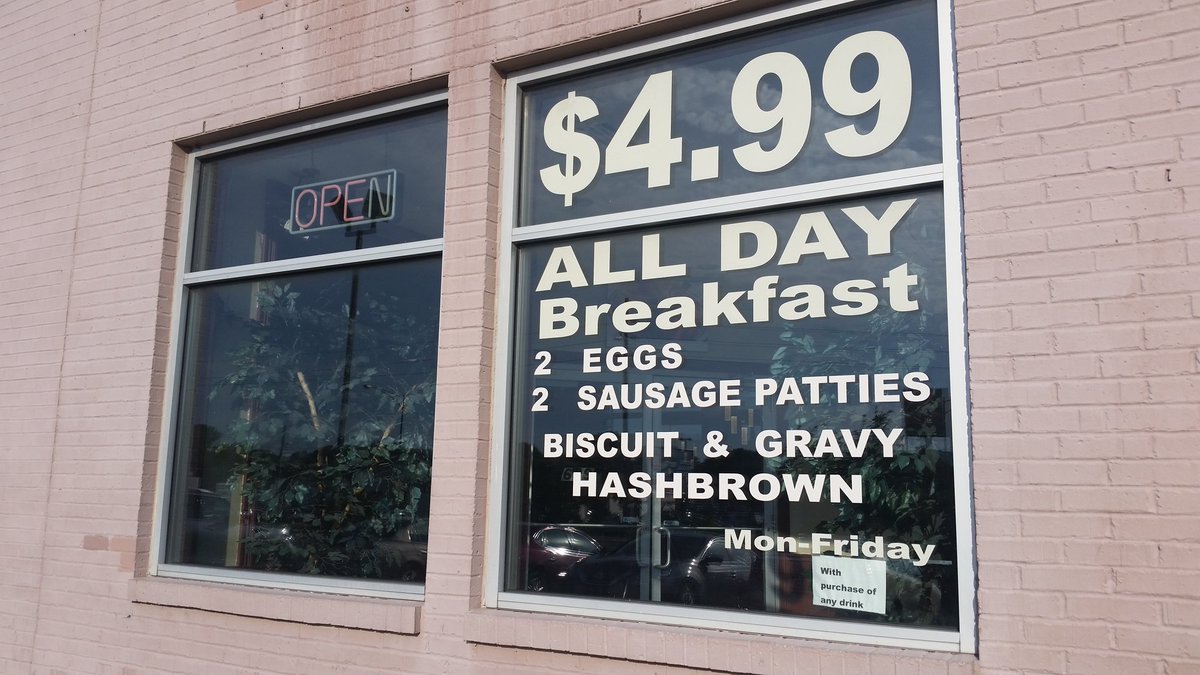 jpbwilmnc's tweet image. No wonder it's so inexpensive. You only get one hashbrown. #SignProblems