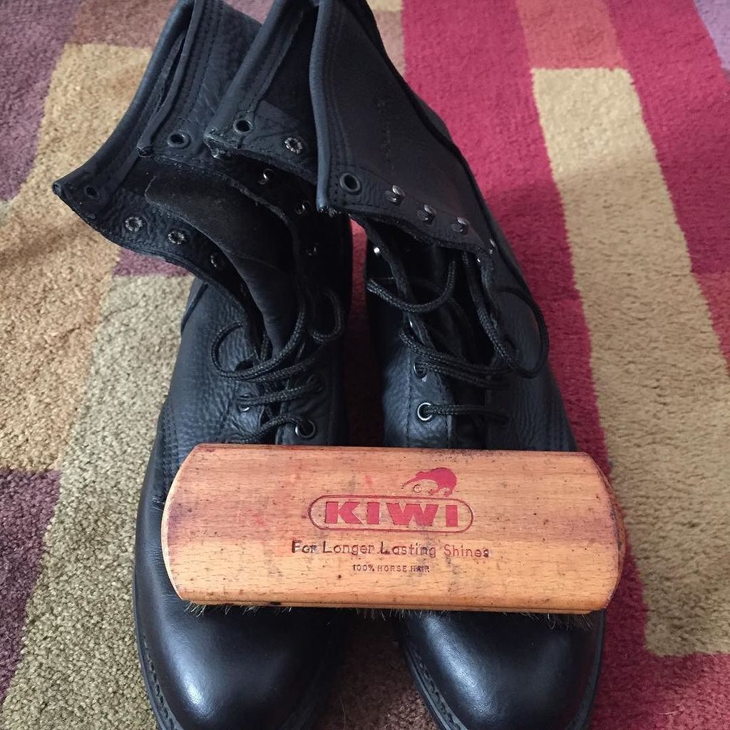 SwingModern's tweet photo. Keeping them polished. #kiwi #shoeshine #shoepolish #bootsofinstagram #pdtuff #vintage #style #horsehair #horsehai… https://t.co/qFwxxg0WCV https://t.co/jcqwdRmQ6f