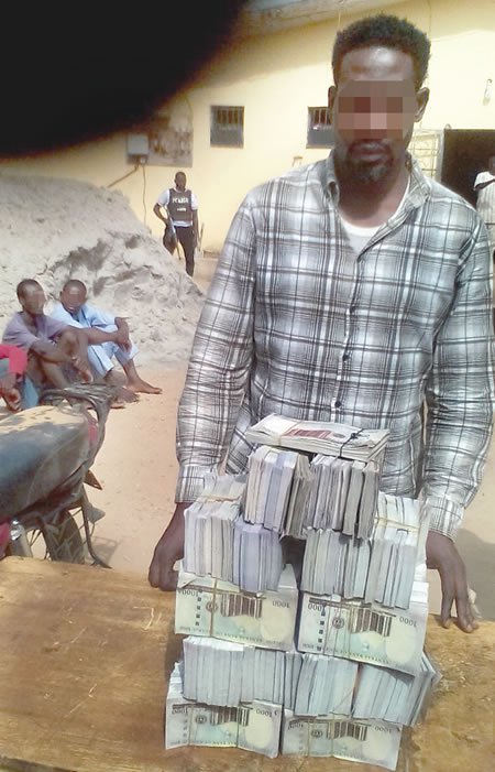 247_blog's tweet photo. Man Caught With N8.9million Fake Currency At Lafia, Nasarawa State https://t.co/EY12A8oeP3 https://t.co/iOAwhby3fr
