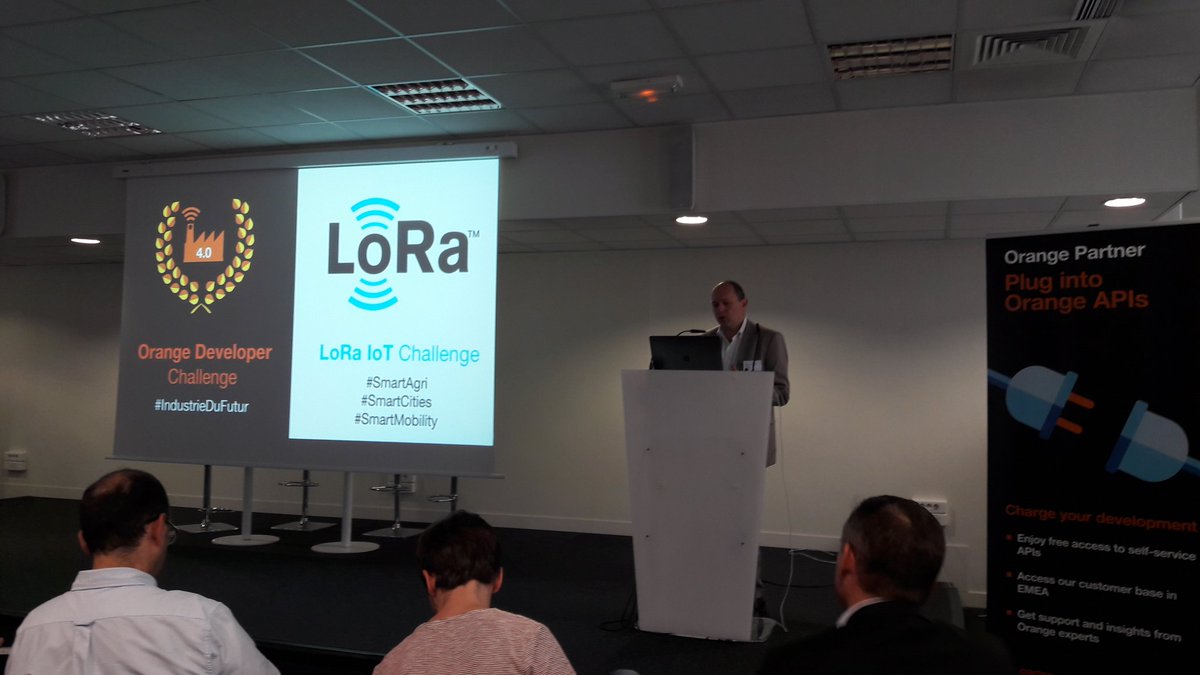 stephane_d_75's tweet photo. L'equipe @SopraSteria en force au challenger day #iot @orange #lora pour pitcher #agribox plateforme de prévention #smartagri #hackathon https://t.co/Mj7FBy8zf0