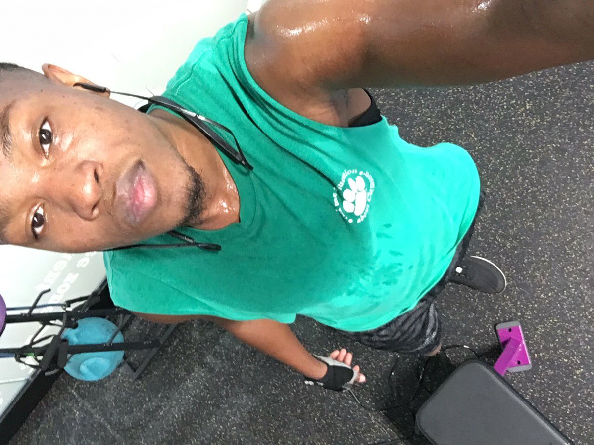 iBen_jam_in's tweet photo. Early workout beating the crowd #ST2k17 🏃🏾 💪🏾 https://t.co/loOtrPfqRb