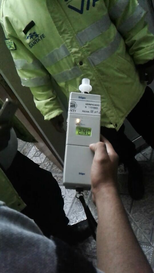 RedSegVial's tweet photo. #PSV #RN11 y #RN98 Conductor profesional circulaba con 2.40 g/l de #alcohol en sangre. Se retuvo licencia de conducir. @MinSegSF @GobSantaFe https://t.co/jZbLJI8VYK