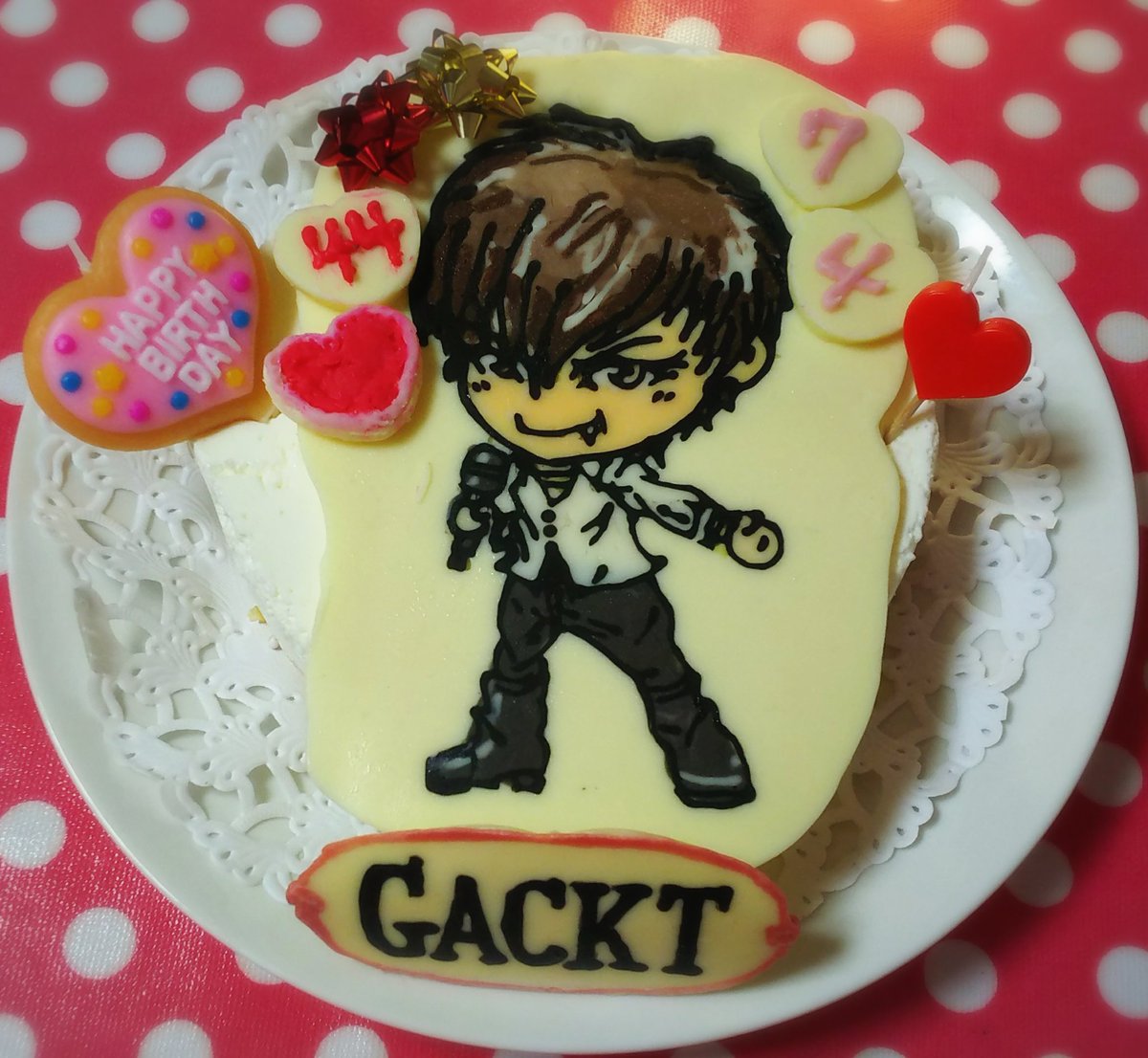 gacktin0704's tweet photo. GACKTさん、44回目のハピバ❤️
今回もがくっちケーキでお祝いなう(*´ω｀*) https://t.co/zqeopuH8kY