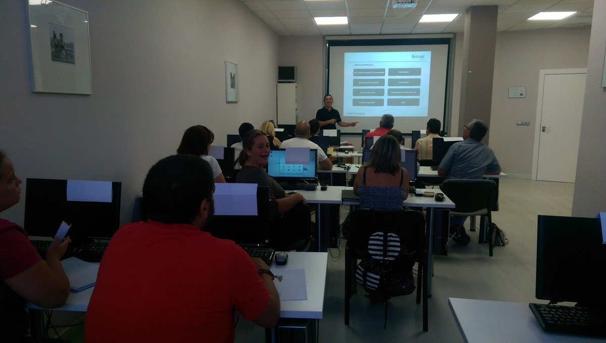 feansalgranada's tweet photo. Está tarde inauguramos el curso de atención socio sanitaria a personas en el domicilio @Rube_SP @FEANSAL_AND https://t.co/CBnJAx1EG2