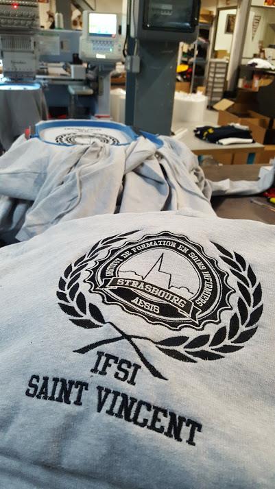 Bschool_fr's tweet photo. Réalisation de #sweats de #promo pour les futur(e)s infirmier(e)s de l'@Aesis67 à Strasbourg ! 👨‍⚕️👩‍⚕️ #ifsi #strasbourg #infirmières https://t.co/JRElmaeAfC