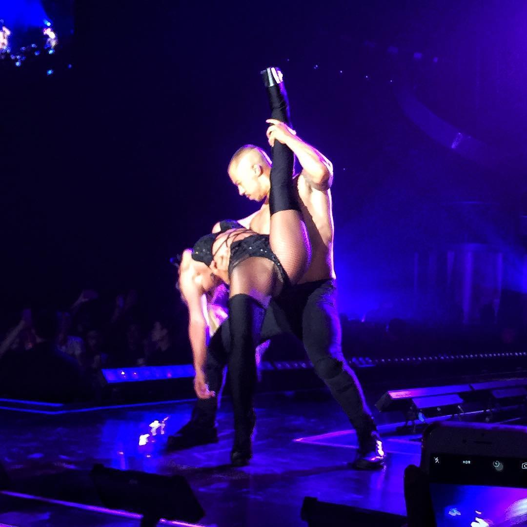 2Whiteangel1997's tweet photo. This is #BritneySpears in 2017 a 35 years old woman..two kids..20 years into her career..gone through a shitty years 
#BritneyLiveInConcert https://t.co/0yPUI7lH14