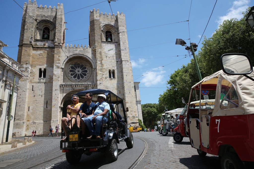 expressoemprego's tweet photo. Um quarto dos portugueses vai trabalhar para o turismo.  Saiba mais em https://t.co/2iiArojhT8 https://t.co/4m18ghs3UA