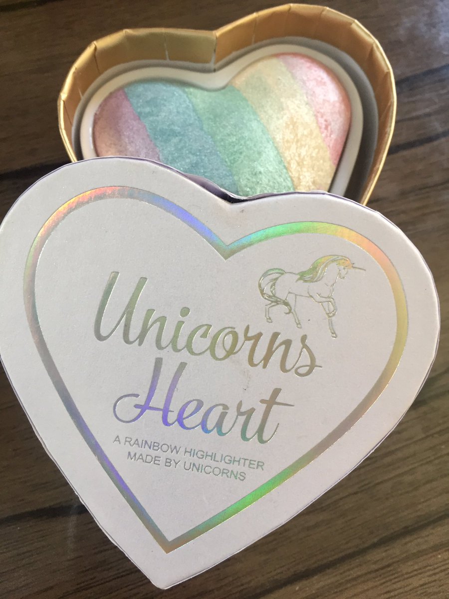 MamasMakeUpBox's tweet image. I love unicorns 🦄
I love luminizer ✨

That's why this is the PERFECT birthday present for me!

Thanks to my lovely friend for this beauty! 🌈