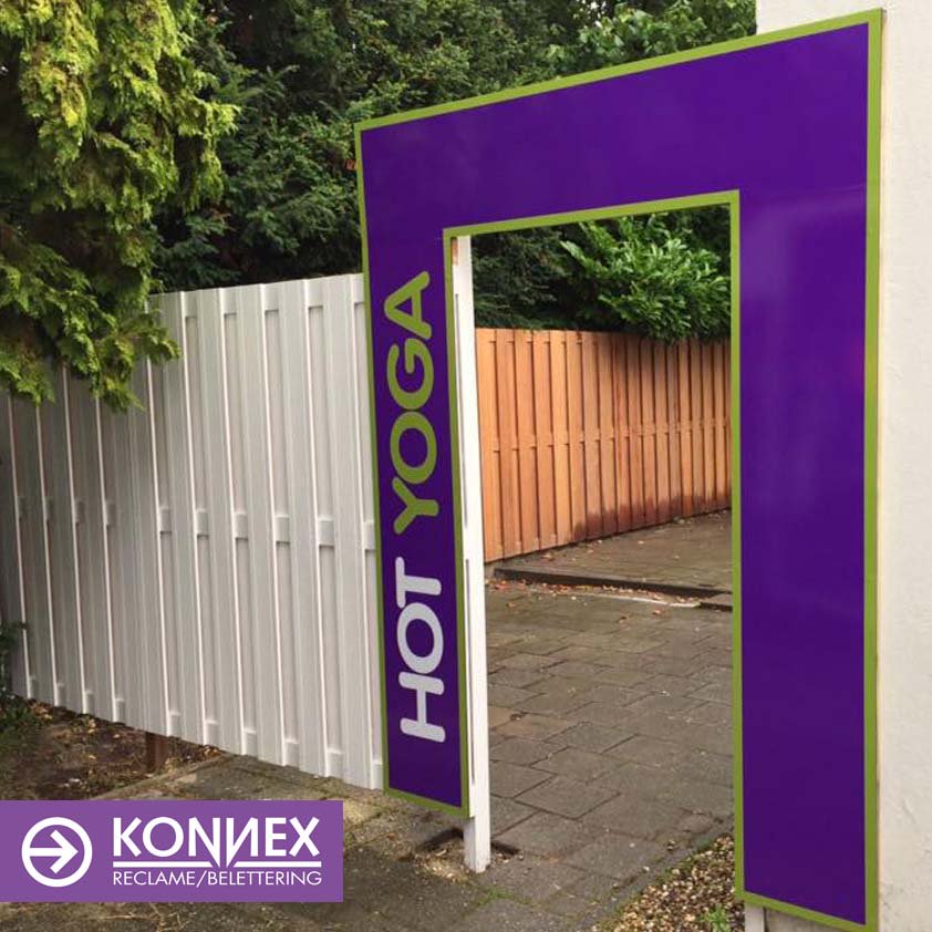 KONNEXRECLAME's tweet photo. Niemand kan om @HotYogaStudioGooi heen. Diverse #werkzaamheden zorgen voor opvallend eindresultaat #Freesletters #Belettering #Gevelreclame https://t.co/RmCxBfmDHO