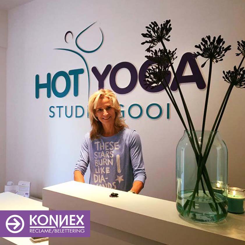 KONNEXRECLAME's tweet photo. Niemand kan om @HotYogaStudioGooi heen. Diverse #werkzaamheden zorgen voor opvallend eindresultaat #Freesletters #Belettering #Gevelreclame https://t.co/RmCxBfmDHO
