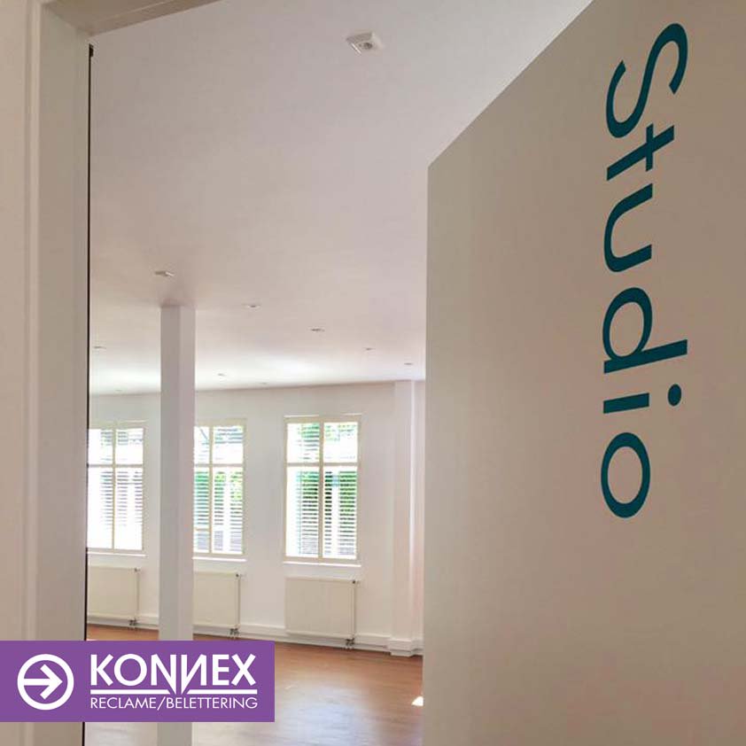 KONNEXRECLAME's tweet photo. Niemand kan om @HotYogaStudioGooi heen. Diverse #werkzaamheden zorgen voor opvallend eindresultaat #Freesletters #Belettering #Gevelreclame https://t.co/RmCxBfmDHO