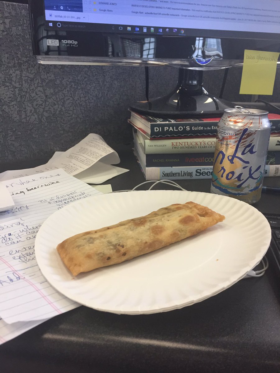 mackensy's tweet photo. "A food reporter! So do you spend every day just eating out?" #saddesklunch #reality #actuallynotbad #thanksTraderJoes https://t.co/zgpWajMgeo