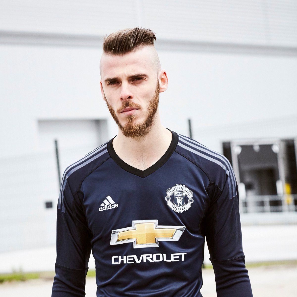 delicatesse inrichting getuige Manchester United on Twitter: "Ready for action. Our new 2017/18 home  goalkeeper kit. Get yours now: https://t.co/oBJKD8tVUr #HereToCreate  https://t.co/NnhrOUvWPK" / Twitter