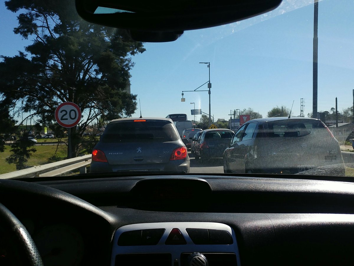 ATENCION Desvío Au. LP-BsAs, en Quilmes km 21 mano a CABA. informa <a href="/FerInchauspe/">Fernando Inchauspe</a>