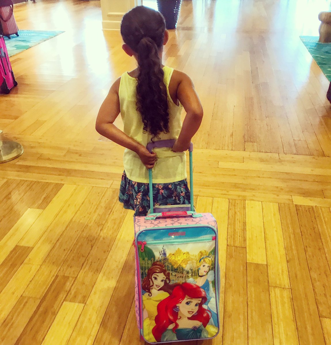 Clarissa_Laskey's tweet photo. Even #birthday girls have to carry their own luggage @AmTourister
#packmorefun #DisneySide #lucky7 https://t.co/UStUYgJ5k7