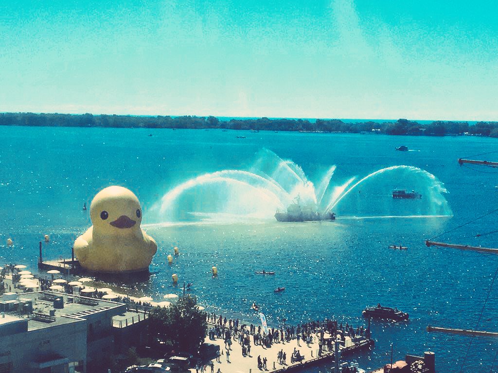 TOrubberDuck's tweet image. Last chance today to see me splish splashing around and @Toronto_Fire giving me an epic bath! #spolied #TODuckie #Toronto #Canada150