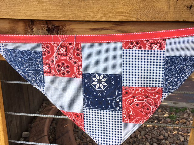 ArvadaPolice's tweet photo. Jodi W submitted this #redwhitandblue item she saw on her evening walk. Nice quilted pattern! https://t.co/Lh5oFygqBm