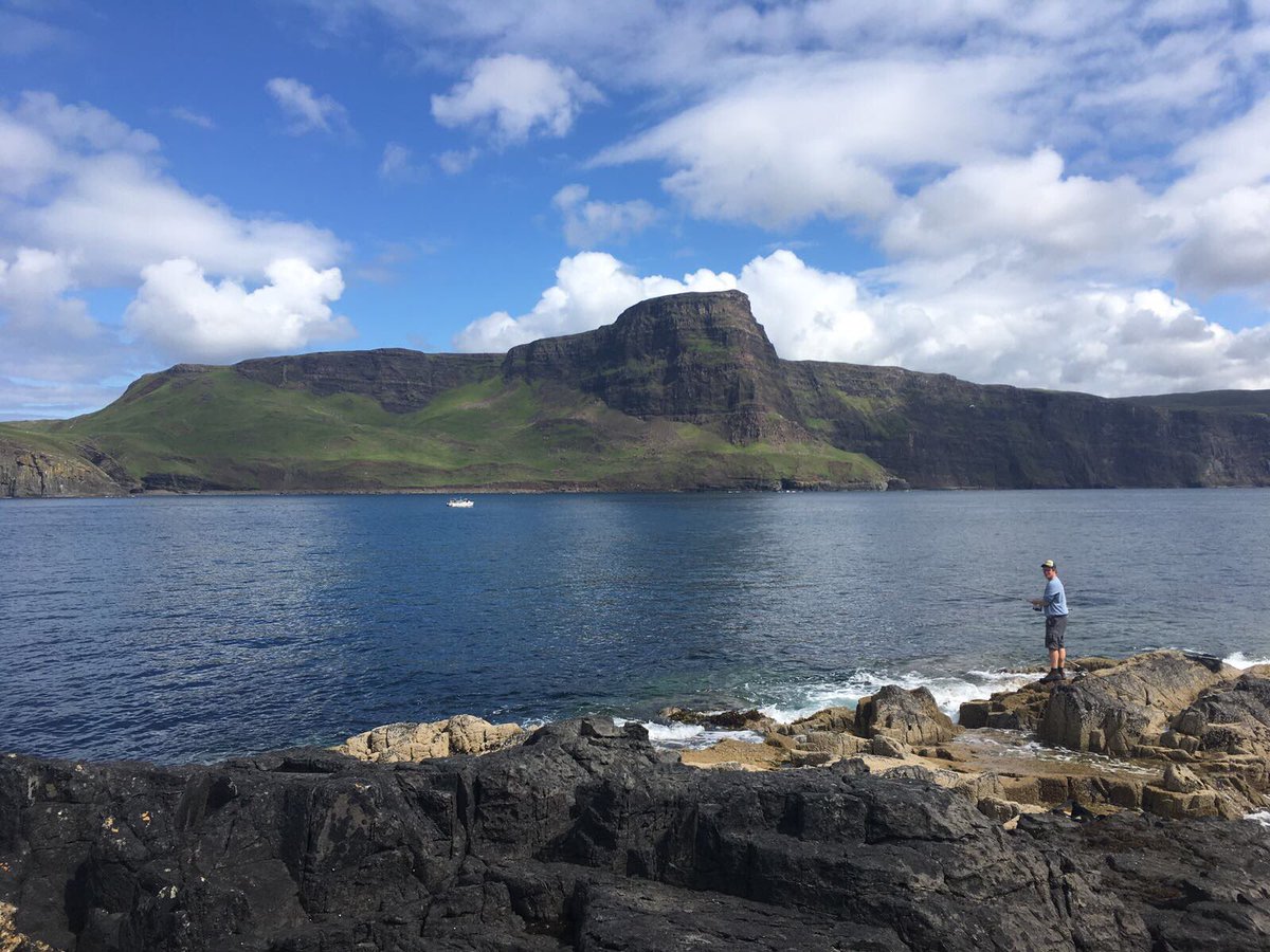 MillardWill's tweet photo. I've caught our dinner! #skye #loadofpollocks #fishpietonight https://t.co/niKlUZxu6J