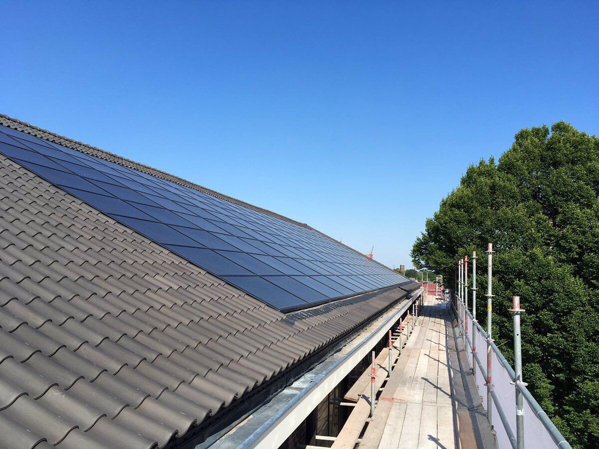 gebouw88's tweet photo. Kijk die zonnepanelen eens glimmen. Ze liggen al even op het dak van @gebouw88. @station88_013 https://t.co/xYcWnur9yF