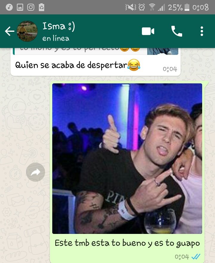 laia_f24's tweet photo. Cuando le enseñas fotos de tus idolos a uno de tus amigos😂
@DaniFdez https://t.co/MoNw4L64mY