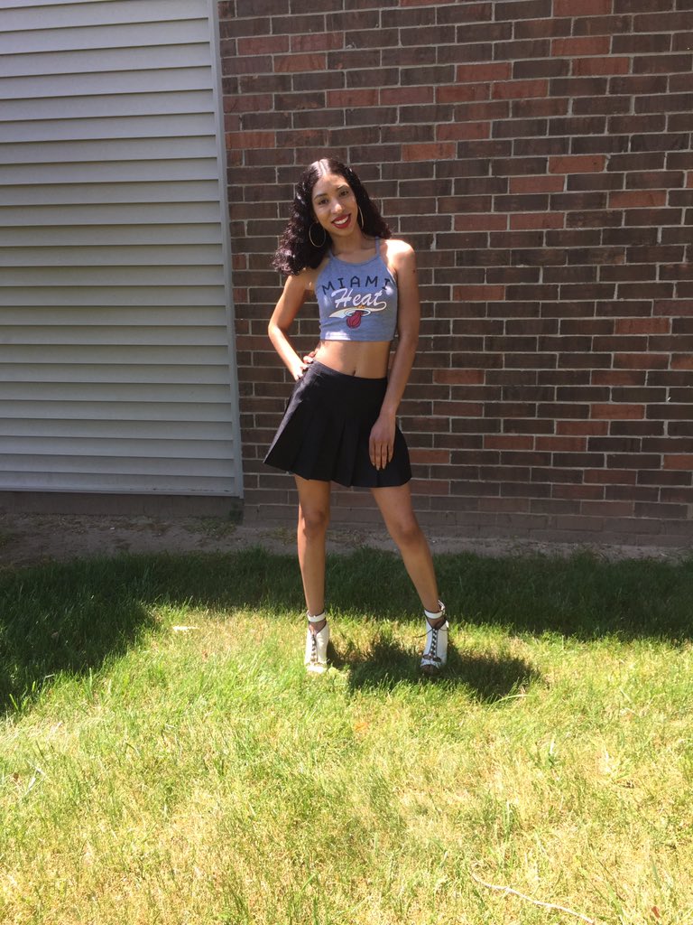 CallMeMissCarta's tweet photo. And you just might see things the way I do 😏 #heyluv #ootd #lotd https://t.co/lSAWHAf24a