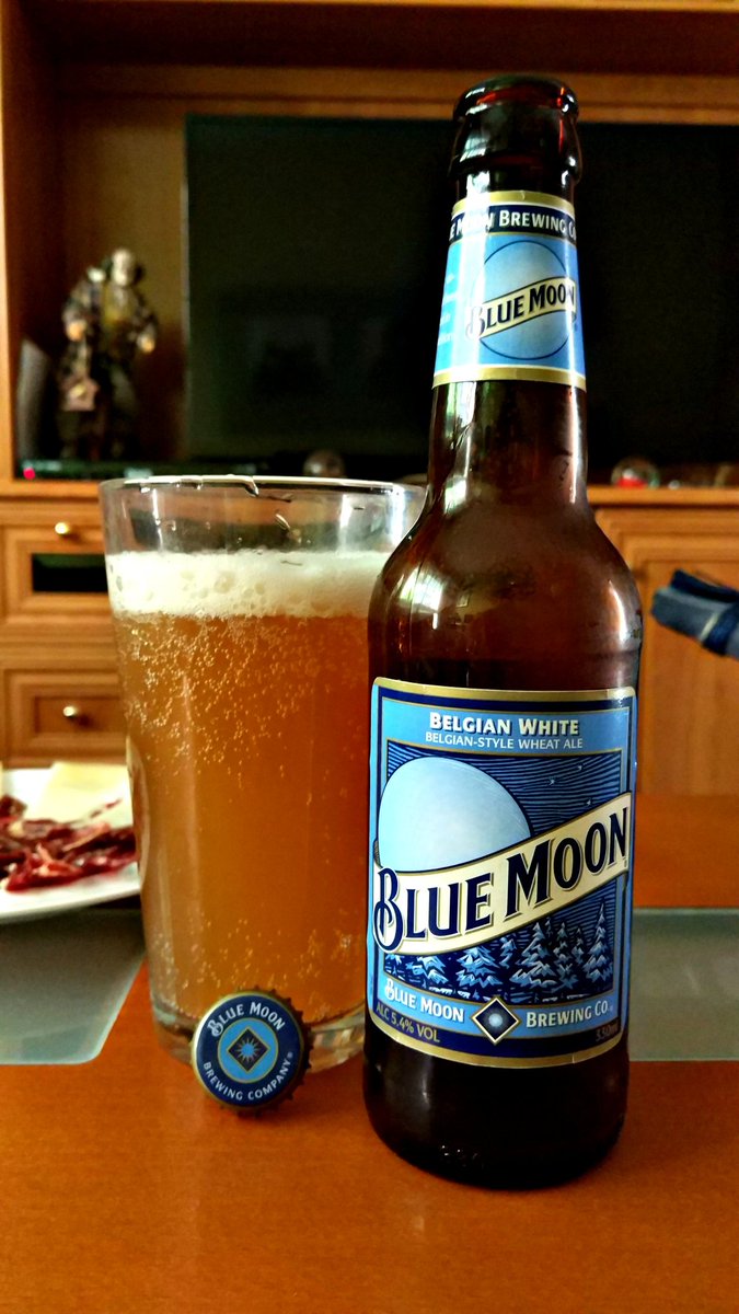 Tomando <a href="/BlueMoonBrewCo/">Blue Moon Brewing Co</a> cerveza de trigo Belgian White poco espumosa sabor a cítricos y hiervas muy fresca y ligera <a href="/CervezaSAGRA/">Cerveza LA SAGRA</a>