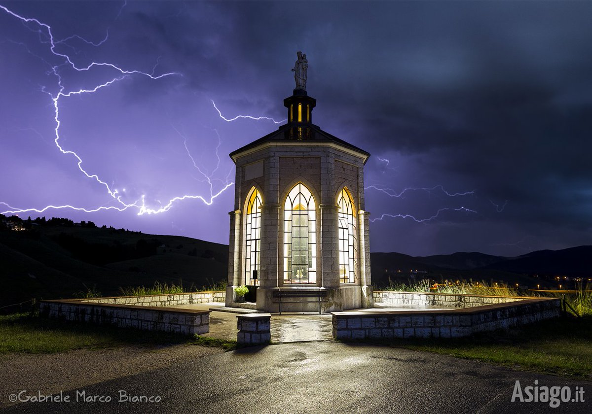 Il Sacello di #Gallio illuminato dai #fulmini, in un suggestivo scatto realizzato venerdì sera... Bello, vero? ;-)
Alt di #Asiago