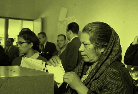 Un día como hoy pero hace 62 años la mujer mexicana ejerció por primera vez el derecho al voto mile.io/2uioGZ7 #VotoFemenino