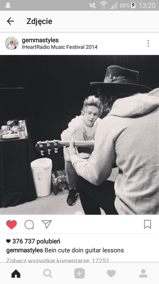 smerfettehazz's tweet photo. 24. Kiedy Niall uczył Harry'ego grać na gitarze a teraz Harry używa tego na swoich koncertach https://t.co/LAtqgz7hSy