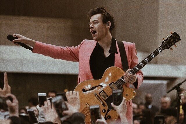 smerfettehazz's tweet photo. 24. Kiedy Niall uczył Harry'ego grać na gitarze a teraz Harry używa tego na swoich koncertach https://t.co/LAtqgz7hSy