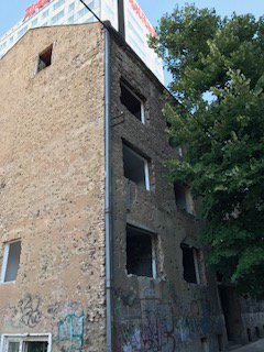 volk4edin's tweet image. Another residential building ready to be demolished to make way for a money making scheme for #greedydevelopers. #Sarajevo
