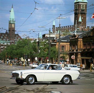 volvocarno's tweet image. Volvo P1800-modellen ble lansert i 1961 og udødeliggjort gjennom Roger Moore i eventyrserien Helgenen. #VintageVolvo