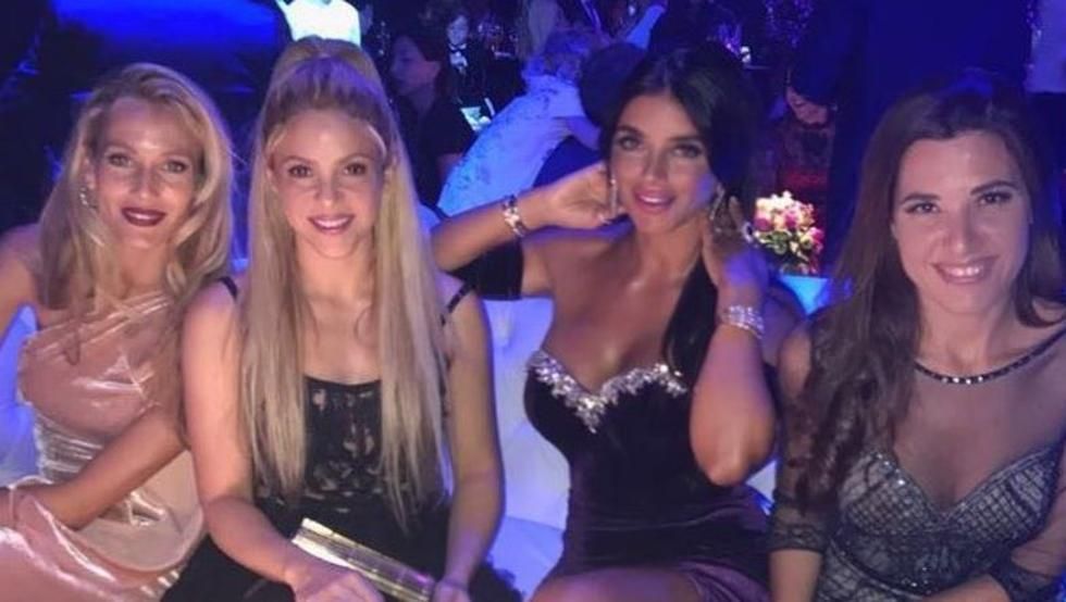¡POLÉMICA! Critican a Shakira por reciclar vestido para la boda de Messi (FOTOS) bit.ly/2tiYBJj