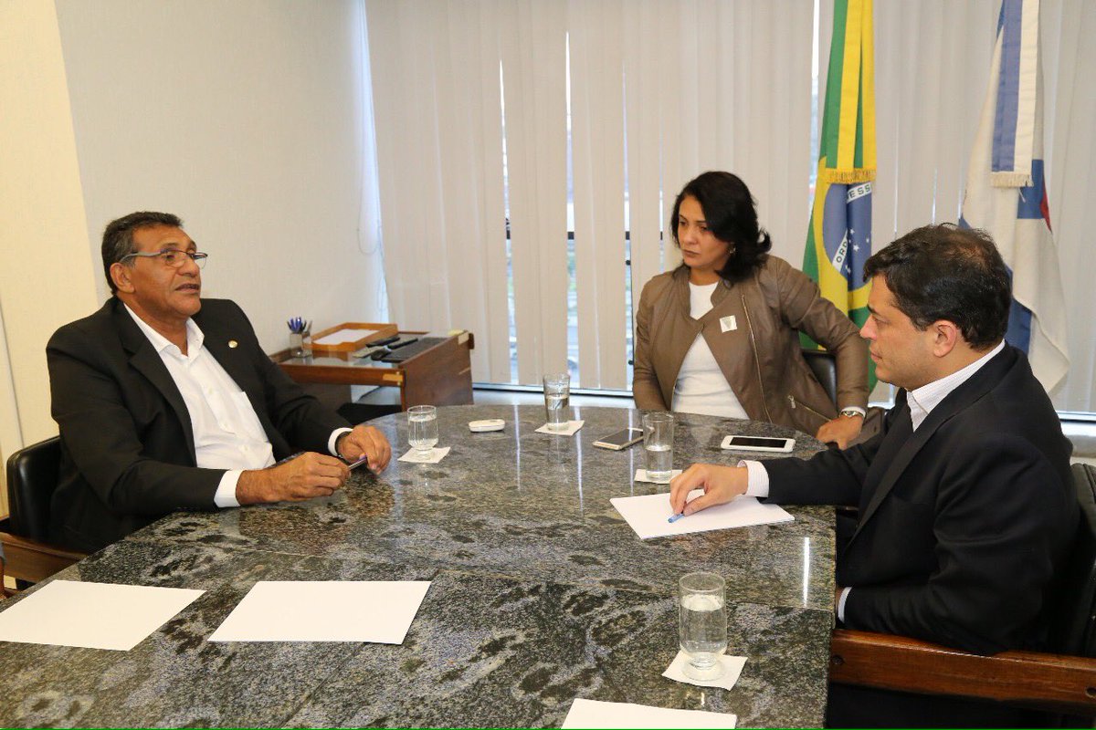 indio's tweet photo. Na #SMUIH, recebi a visita de @JoseCamiloZito e @andreia_zito . Conversamos sobre os problemas comuns do Rio com a Região  Metropolitana. https://t.co/aYC78zi17U