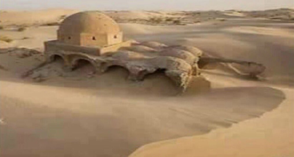 عاصفة رملية قوية تكشف مسجدا في منطقة شروين في صحراء أدرار...الجزائر.... يعود للقرن السادس الهجري. سبحان الله