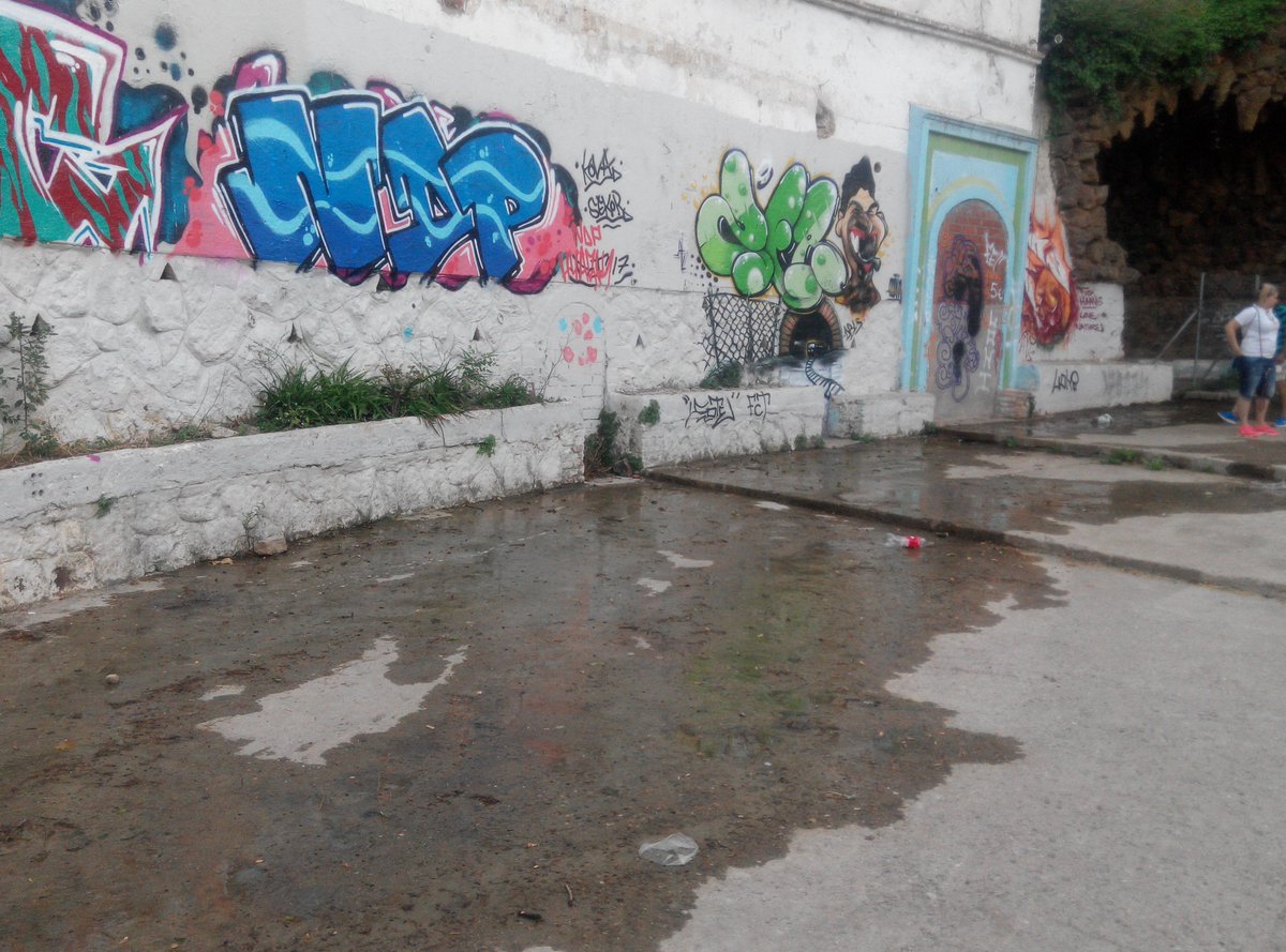 plfontfargas's tweet photo. La Plaza de la Font d'en Fargas solo faltan los jabalíes, pq los charcos para q se revuelquen ya los tenemos... #HG7 https://t.co/CAMarUUgDk