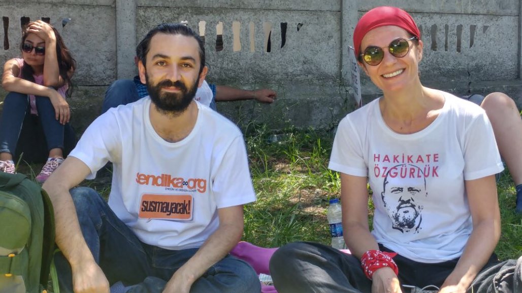 elifilgaz's tweet photo. #AdaletYürüyüşü'nde @sendika_org editörü arkadaşım @ali_ergind ile karşılaştık. #SendikaOrg 48 kez kapatıldı ve 49 kez de yayına devam etti. https://t.co/F6e0EZc7f6