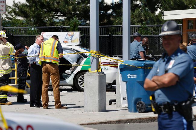 Canoe's tweet photo. Taxi plows into pedestrians at Boston airport, 10 injured: Cops https://t.co/xUeaW5KIlC https://t.co/hCW04ZozYr
