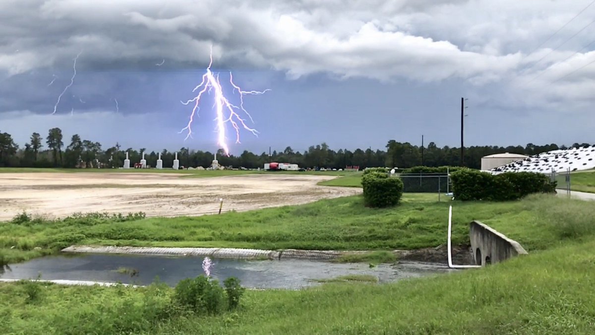 bn9weather's tweet image. A great lightning picture taken from Pasco County with these afternoon storms. Reminder to go indoors if thunder roars. #flwx #lightning